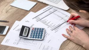 تأثير تعديل الأرباح المحتجزة على قرارات المستثمرين والمساهمين